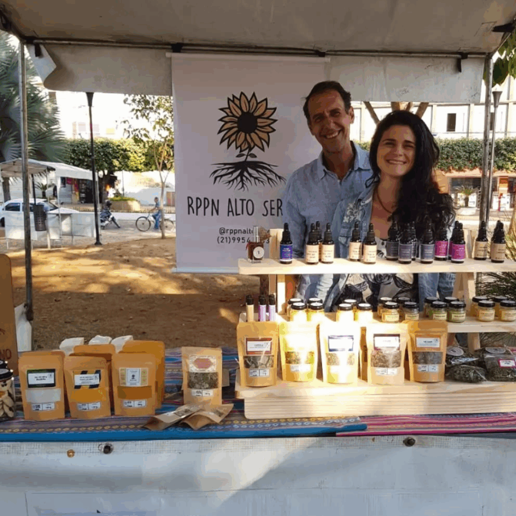 Um casal expondo plantas para vender
